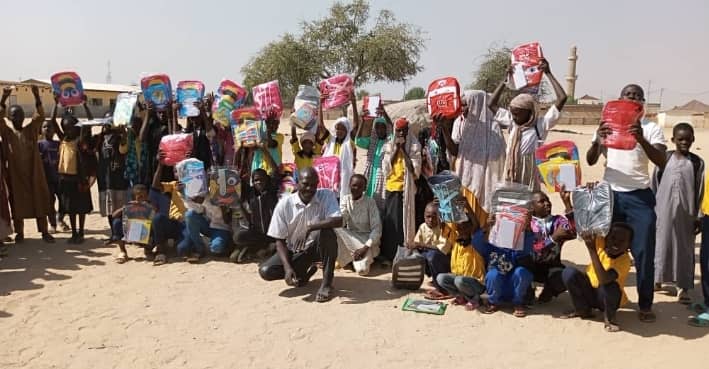 Tchad : des kits scolaires distribués aux écoliers par CRADEL et l'armée française à Abéché Tchad : des kits scolaires distribués aux écoliers par CRADEL et l'armée française à Abéché