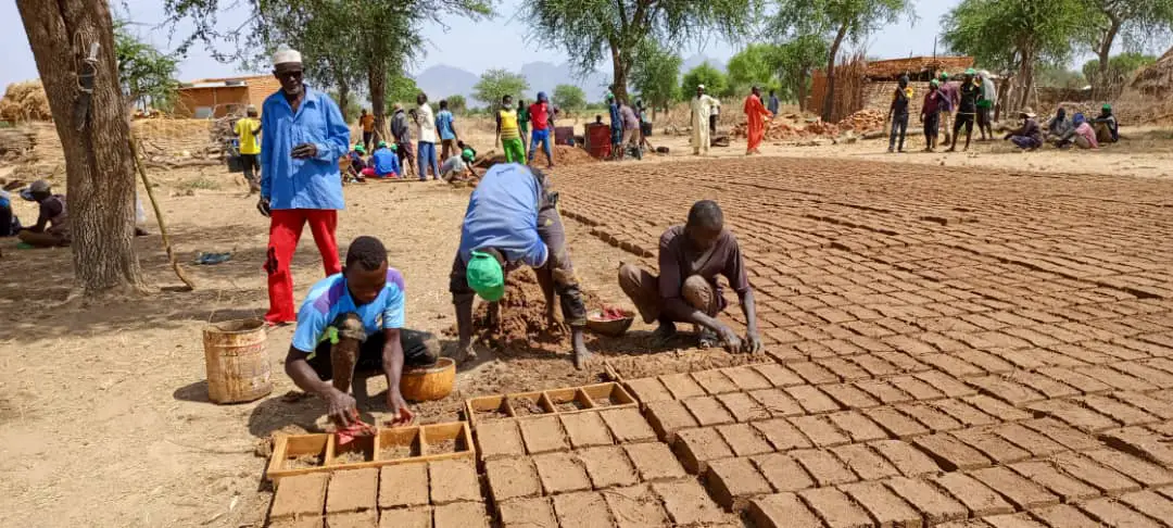 Tchad : des jeunes fabriquent des briques pour une nouvelle école à Idette, près de Mongo