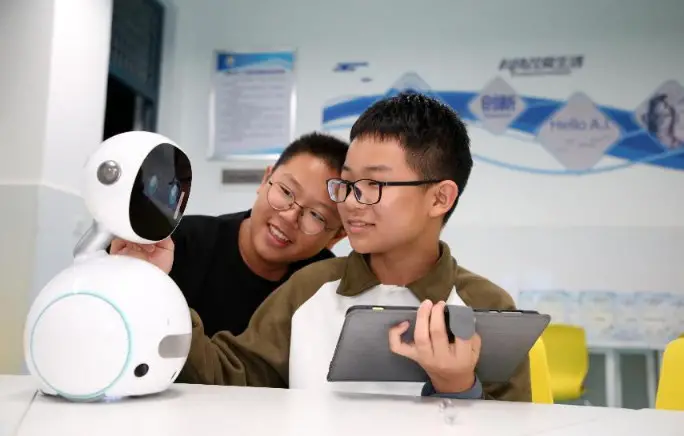 Students control a robot with a tablet in an artificial intelligence class in a middle school in Hefei, east China's Anhui province, Oct. 10, 2023. (Photo by Fu Jun/People's Daily Online)