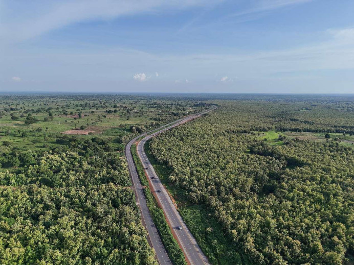 Photo shows a highway expansion project undertaken by Chinese companies in Nigeria. (Photo by Dong Hongjie)