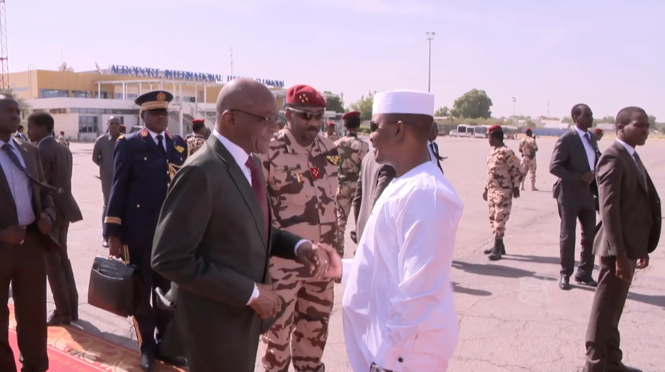 Le président de transition, le général Mahamat Idriss Deby, sur le tarmac de l'aéroport de N'Djamena, avec le premier ministre Saleh Kebzabo. © DGCOM/PR