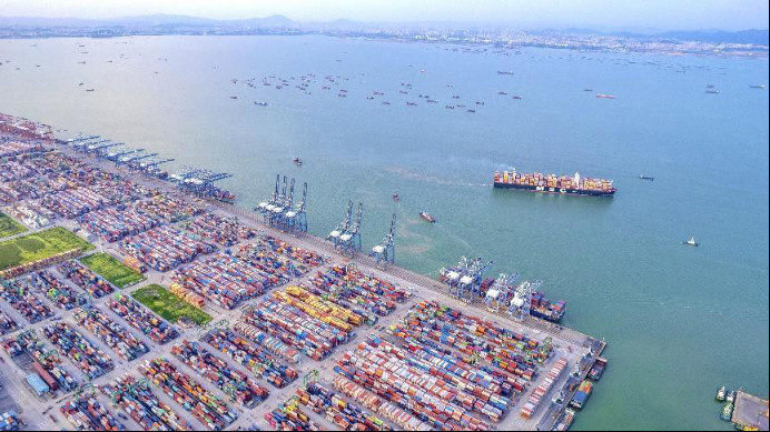 Containers are lifted by cranes at the Nansha Port in Guangzhou, south China's Guangdong province. (Photo by Lyu Huadang/People's Daily Online)