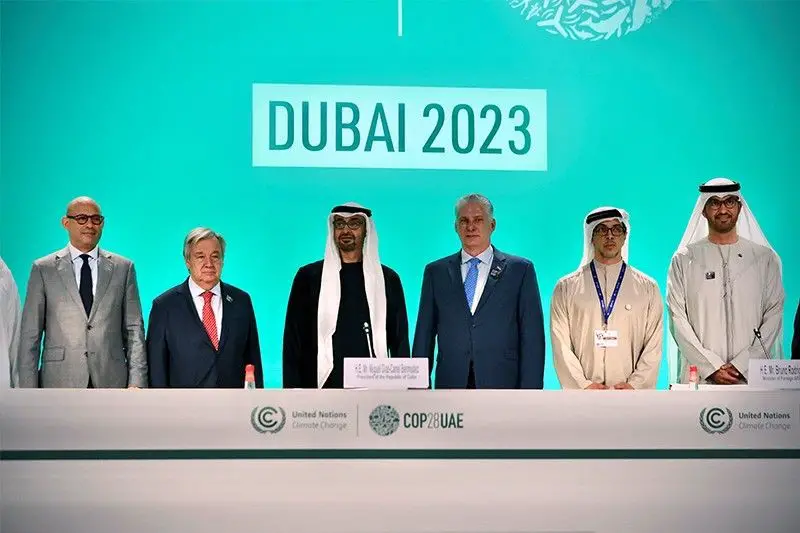 Le président cubain Miguel Diaz Canel (3e à droite) aux côtés du président des Émirats arabes unis, Cheikh Mohamed bin Zayed Al Nahyan (3e à gauche), et du secrétaire général des Nations Unies, Antonio Guterres (2e à gauche), lors d'une conférence de presse à la COP28 Sommet des Nations Unies sur le climat à Dubaï, le 2 décembre 2023. Photo: Alejandro Azcuy/AFP