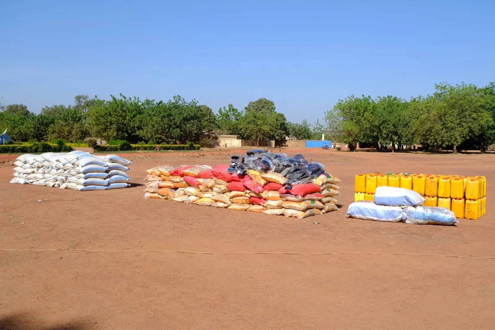 Mali : le Président de la Transition porte assistance aux veuves et orphelins de militaires de Mopti tombés pour la Patrie