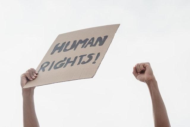 Une main tenant un carton sur lequel sont écrits les droits de l’homme. Photo : UNESCO