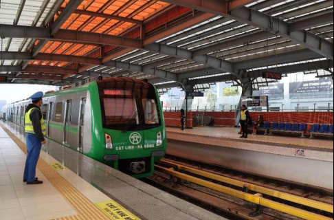 A train of the Cat Linh-Ha Dong metro line in Hanoi pulls into the station platform. (Photo by Yang Yi/People's Daily)