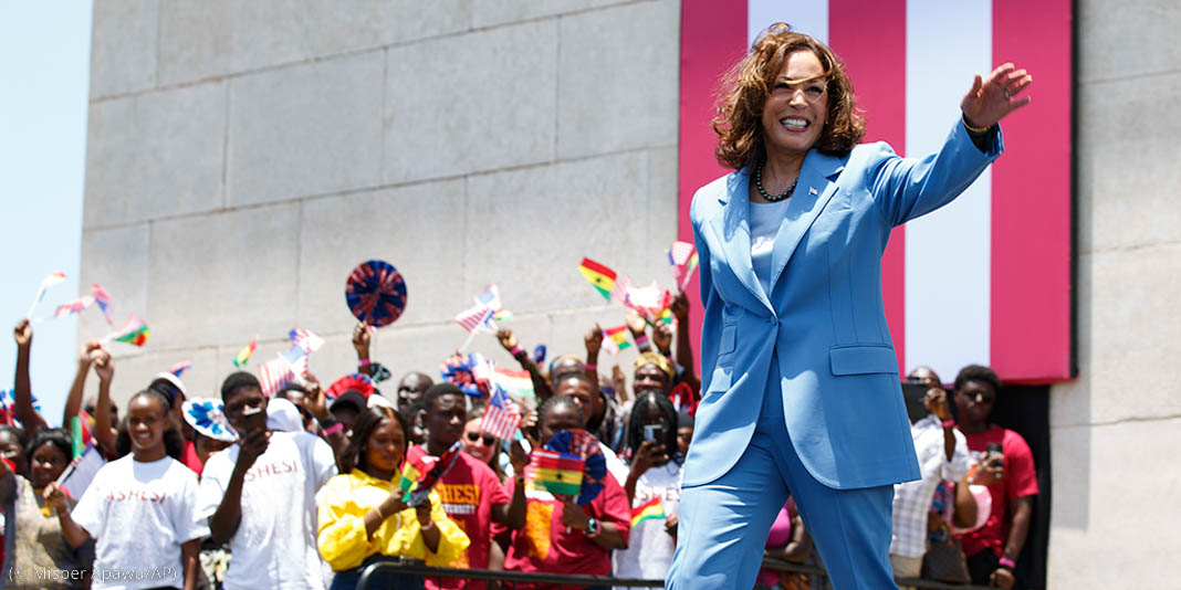 La vice-présidente des États-Unis, Kamala Harris, arrive à Accra, au Ghana, le 28 mars, à l’occasion d’une visite de sept jours en Afrique qui l’a également conduite en Tanzanie et en Zambie. (© Misper Apawu/AP)