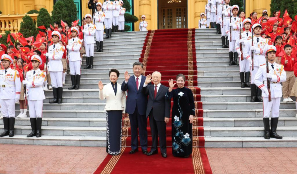 General Secretary of the Communist Party of China Central Committee and Chinese President Xi Jinping attends a welcome ceremony held by General Secretary of the Communist Party of Vietnam Central Committee Nguyen Phu Trong in Hanoi, capital of Vietnam, Dec. 12, 2023. Upon Xi's arrival in Hanoi, he had a meeting with Trong on Tuesday. (Xinhua/Ju Peng) General Secretary of the Communist Party of China Central Committee and Chinese President Xi Jinping attends a welcome ceremony held by General Secretary of the Communist Party of Vietnam Central Committee Nguyen Phu Trong in Hanoi, capital of Vietnam, Dec. 12, 2023. Upon Xi's arrival in Hanoi, he had a meeting with Trong on Tuesday. (Xinhua/Ju Peng)