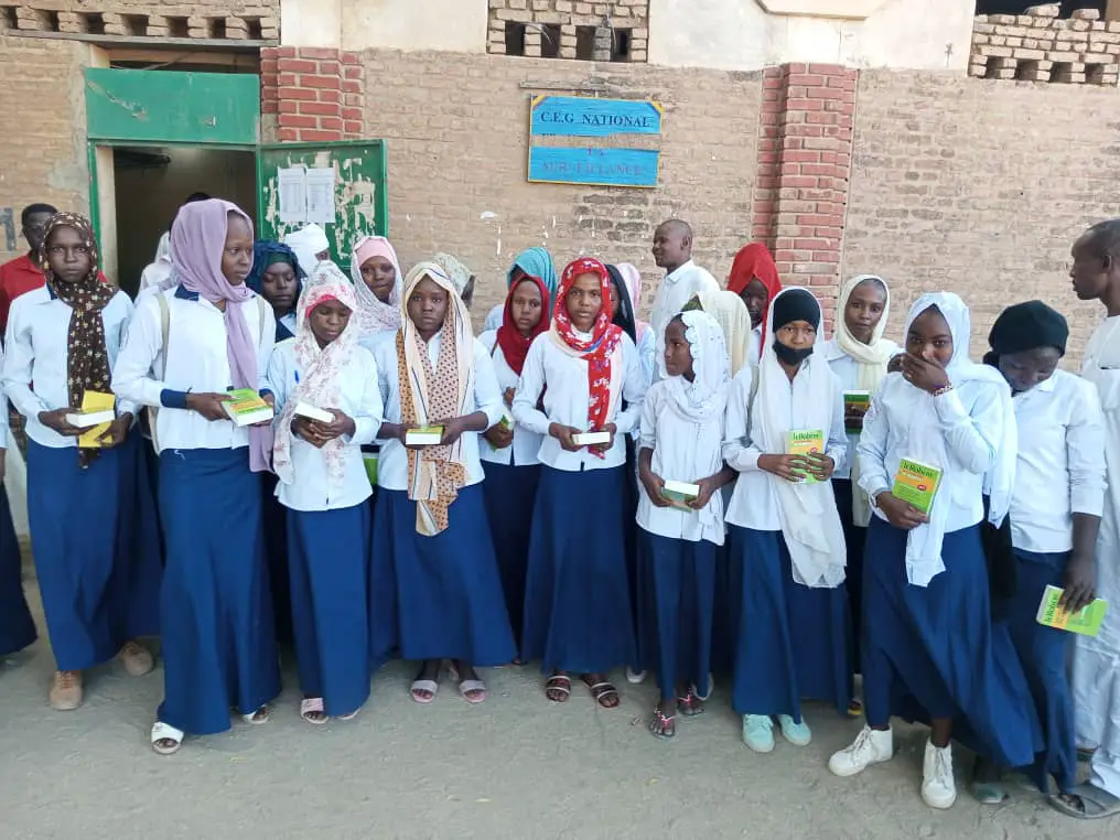 Tchad : Le CRADEL et l'armée française font don de dictionnaires aux élèves filles d'Abéché