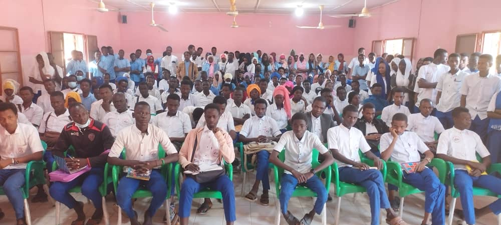 Tchad : Les écrivains du Batha honorent et encouragent le correspondant d'Alwihda Info pour son travail Tchad : Les écrivains du Batha honorent et encouragent le correspondant d'Alwihda Info pour son travail