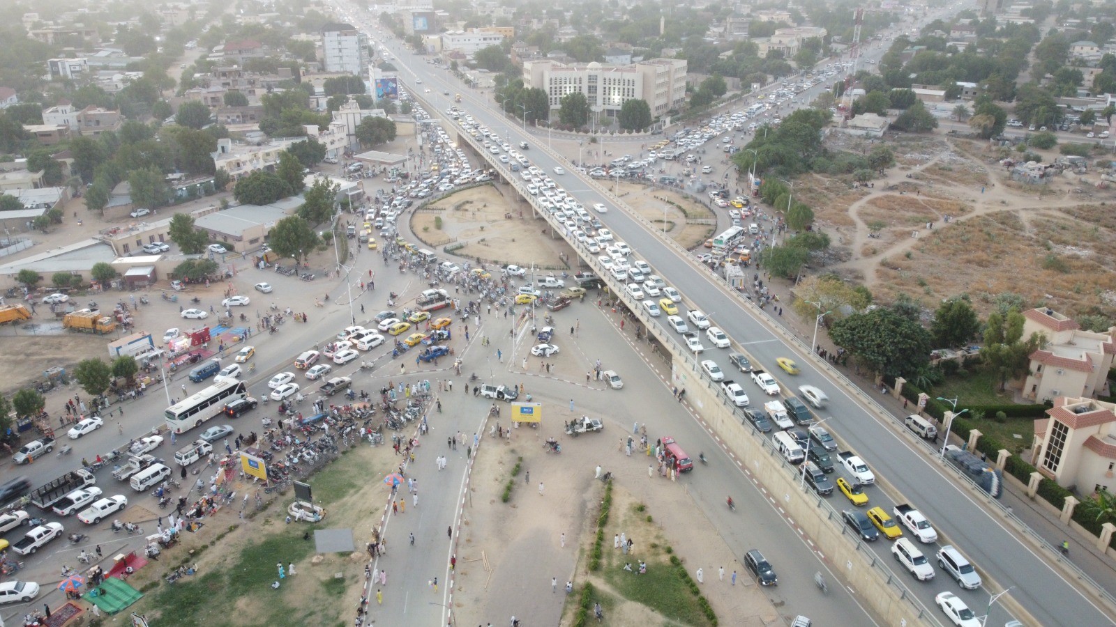 Tchad : Le stationnement anarchique de véhicules aux bords du goudron