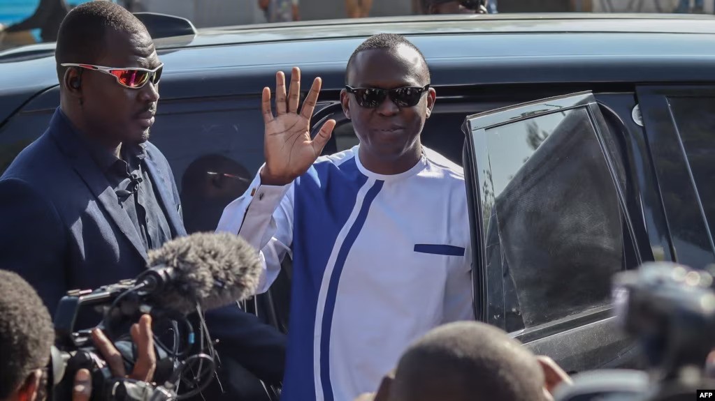 Le nouveau Premier ministre Succès Masra (au centre) salue en arrivant dans un bureau de vote pour voter lors du référendum constitutionnel à N'Djamena, le 17 décembre 2023. Photo : voa.com