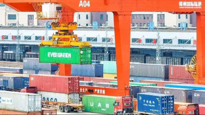 Containers are hoisted by cranes at an international land port in Ganzhou, east China's Jiangxi province. (Photo by Hu Jiangtao/People's Daily Online)