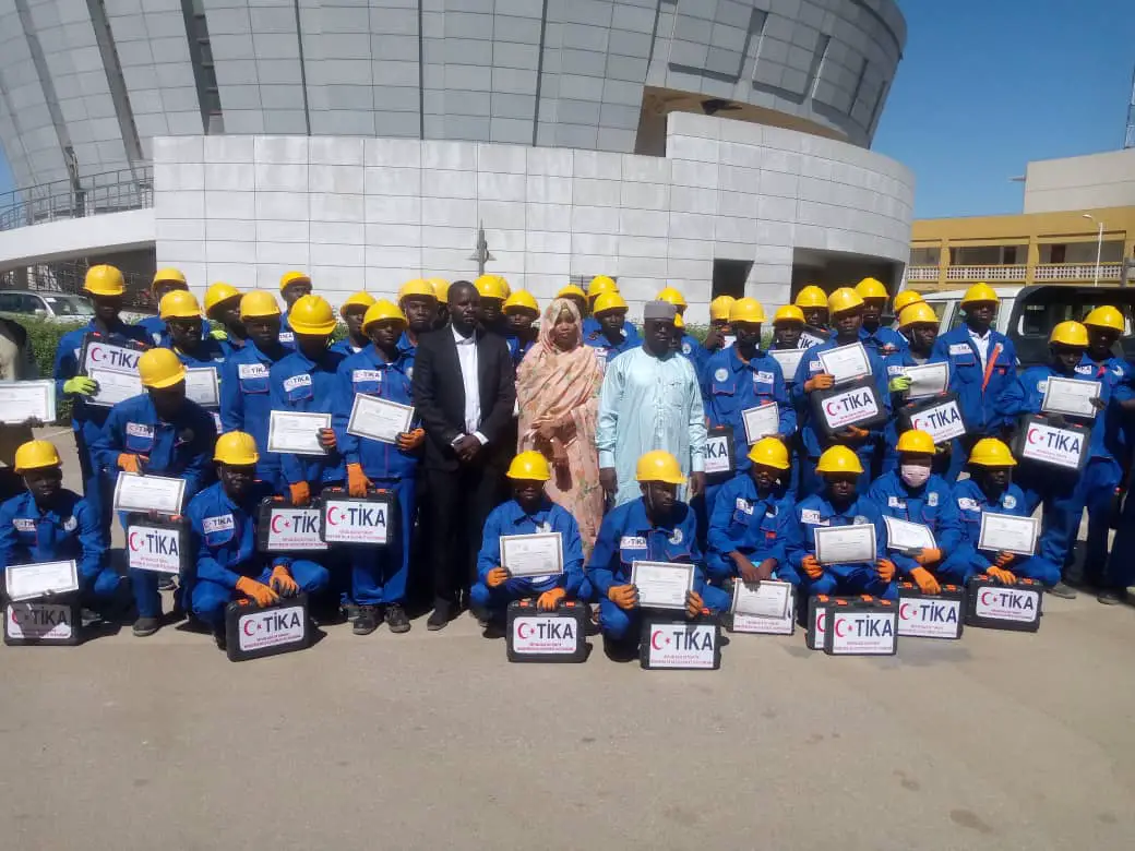 Tchad : le centre Oxford et le projet TIKA forment des jeunes en installation de système solaire