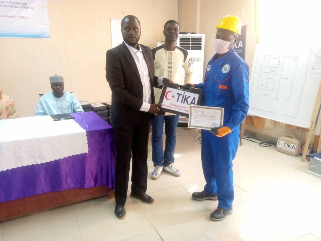 Tchad : le centre Oxford et le projet TIKA forment des jeunes en installation de système solaire