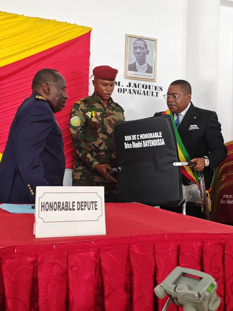 Le député Brice Dimitri Bayendissa faisant le don au préfet de Pointe-Noire, Alexandre Honoré Paka Le député Brice Dimitri Bayendissa faisant le don au préfet de Pointe-Noire, Alexandre Honoré Paka