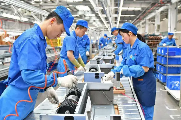 Air conditioners are manufactured in a workshop of a company in Jimo district, Qingdao, east China's Shandong province. (Photo by Sun Wentan/People's Daily Online)
