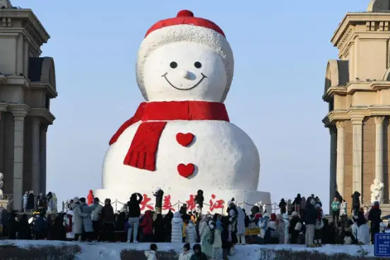 A big snowman in Harbin, northeast China's Heilongjiang province attracts tourists, Jan. 20, 2024. (Photo by Sun Lijun/People's Daily Online)