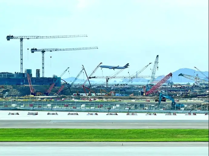 The supporting projects of the third runway of Hong Kong International Airport is under construction, June 10, 2023. (Photo by Liu Jili/People's Daily Online)
