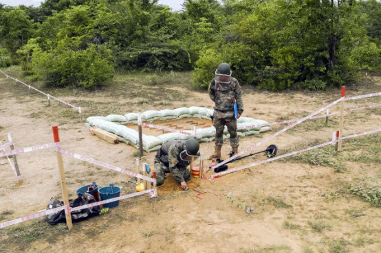 Chinese soldiers uncover mines. (Photo by Zhao Wenhuan) Chinese soldiers uncover mines. (Photo by Zhao Wenhuan)