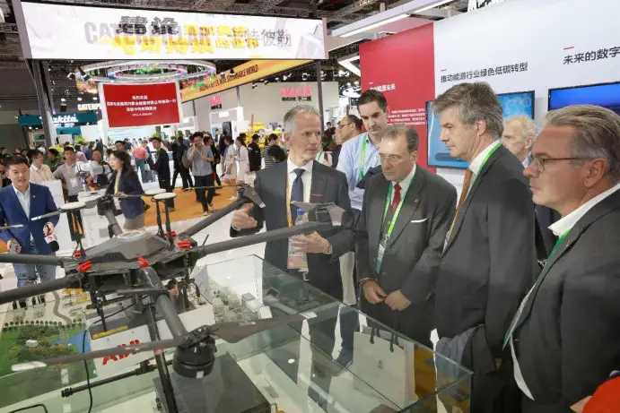 Foreign exhibits visit the technology equipment exhibition area at the sixth China International Import Expo, Nov. 6, 2023. (Photo by Cong Jun/People's Daily Online)