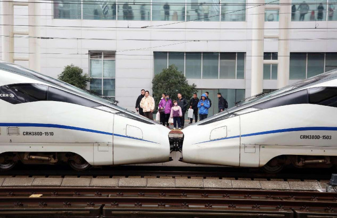 Passengers waiting for trains to stop at the Changzhou Railway Station in Changzhou, east China's Jiangsu province, Feb. 3. (Photo by Chen Wei/People's Daily Online)