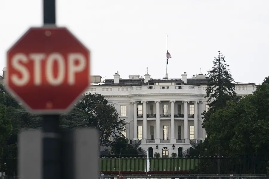 This photo taken on Aug. 4, 2022 shows the White House and a stop sign in Washington, D.C., the United States. (Xinhua/Liu Jie)