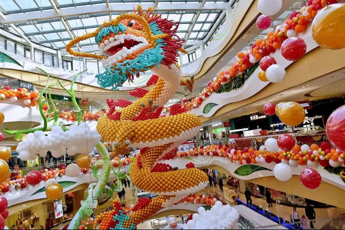 A dragon made with balloons is exhibited in a shopping complex in Rugao, east China's Jiangsu province, Jan. 28, 2024. (Photo by Wu Shujian/People's Daily Online)