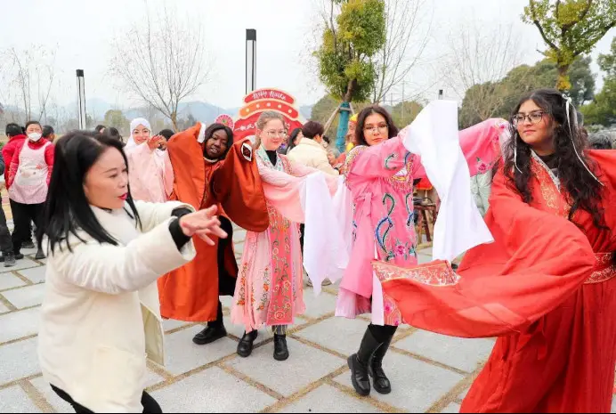 Foreign students learn Yue Opera in Xinqi village, Deqing county, Huzhou, east China's Zhejiang province, Jan. 27, 2024. (Photo by Cai Jun/People's Daily Online)
