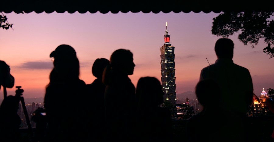 Tourists view the Taipei 101 skyscraper, a landmark in Taipei, southeast China's Taiwan, Jan. 2, 2017. (Xinhua/Zhu Xiang) Tourists view the Taipei 101 skyscraper, a landmark in Taipei, southeast China's Taiwan, Jan. 2, 2017. (Xinhua/Zhu Xiang)