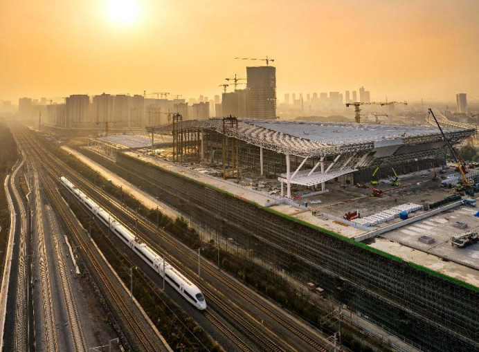 The Hefei West Railway Station is under construction in Hefei, east China's Anhui province, Dec. 31, 2023. (Photo by Luo Xianyang/People's Daily Online)