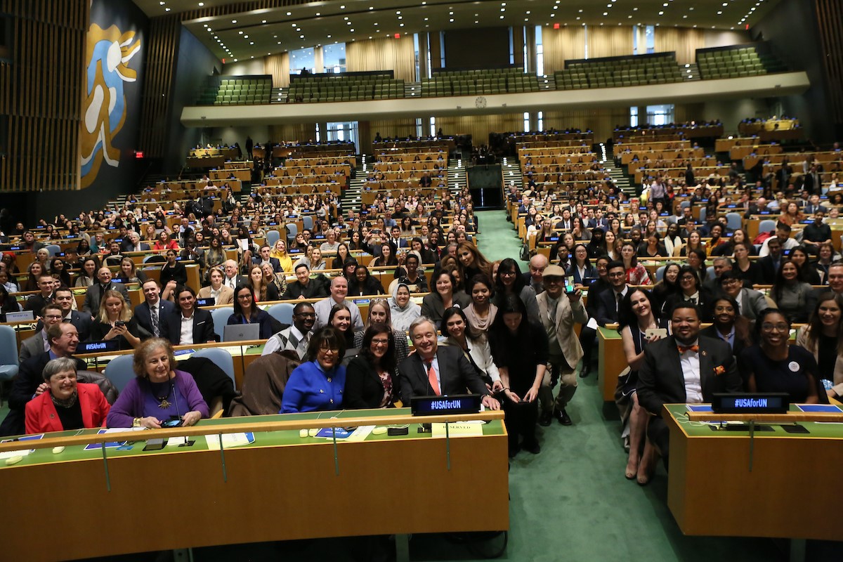 Les délégués représentant à l'événement sourient tous pour une photo. Photo : unausa.org