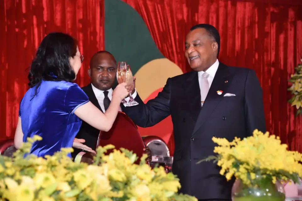 L'ambassadeur de Chine au Congo et Sassou N'Guesso, au cours du banquet