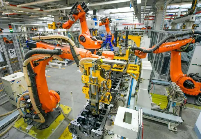 Diesel engines are assembled by robotic arms in a workshop of YTO Group Corporation in Luoyang, central China's Henan province. (Photo by Zhang Yixi/People's Daily Online)