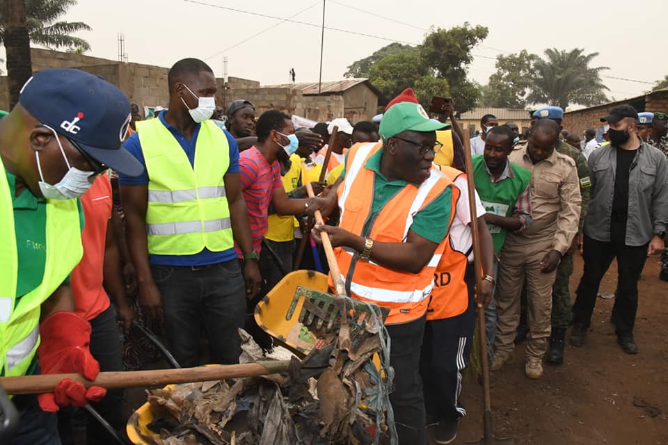RCA : le président Touadera appelle les Centrafricains à lutter contre l’insalubrité à Bangui RCA : le président Touadera appelle les Centrafricains à lutter contre l’insalubrité à Bangui