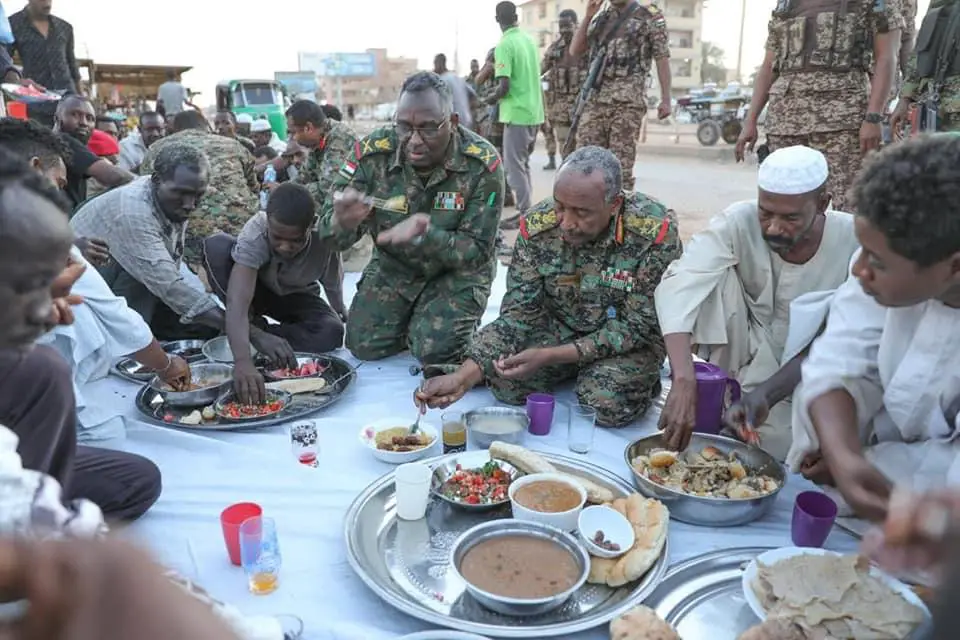 Soudan : en visite à Omdurman, le général Al-Burhan partage l'Iftar avec des citoyens
