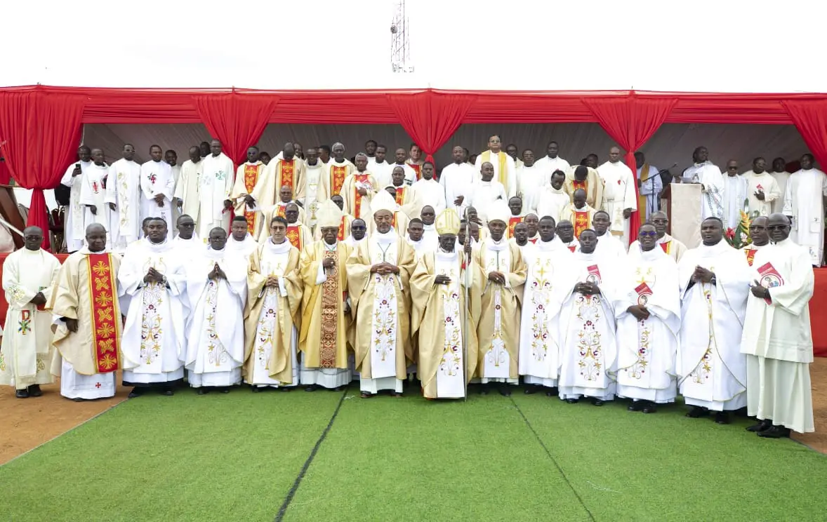 Cameroun : le cardinal Robert Sarah ordonne 12 nouveaux prêtres à Obala