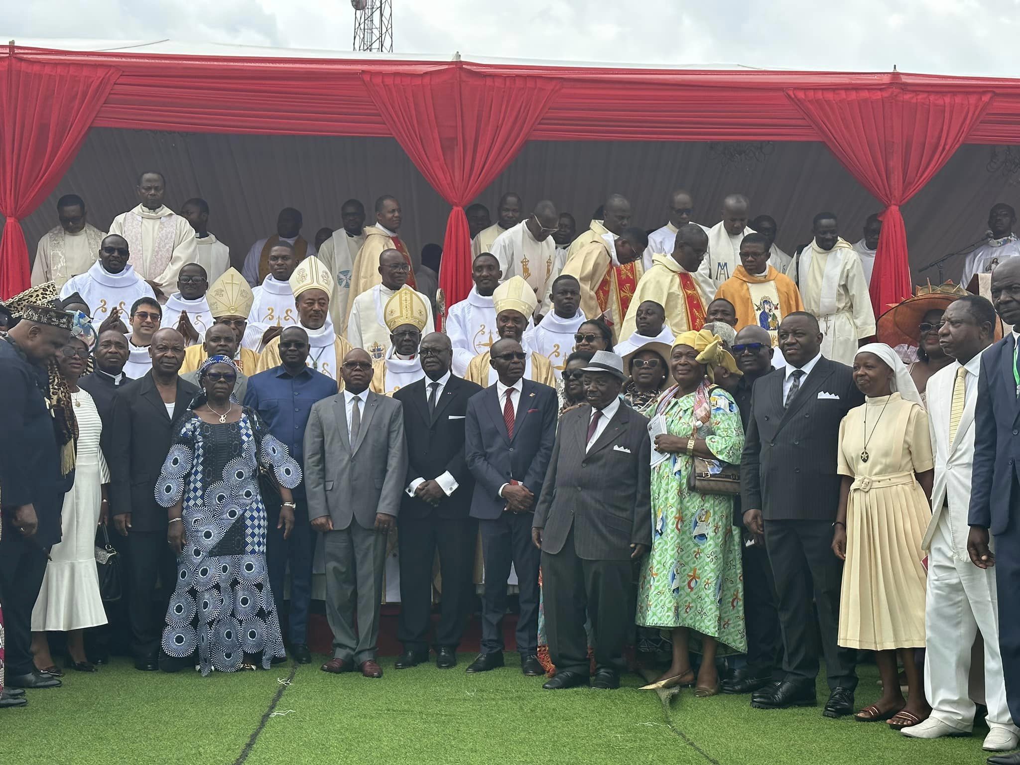 Cameroun : le cardinal Robert Sarah ordonne 12 nouveaux prêtres à Obala