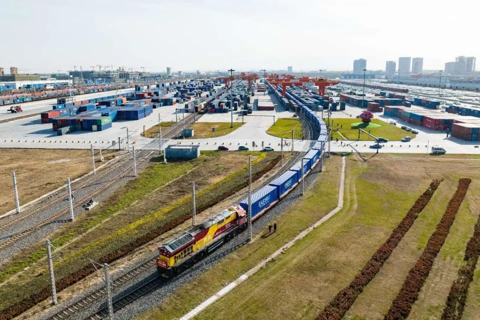 China-Europe freight train X8155 departs from the Xi'an Guojigang Railway Station for Hamburg, Germany on Nov. 28, 2023, which marks the 10th anniversary of the China-Europe freight train (Xi'an) service. (Photo by Liu Xiang/People's Daily Online)