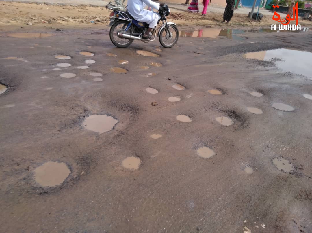 Une route à N'Djamena en saison pluvieuse. Illustration © Alwihda/archives Une route à N'Djamena en saison pluvieuse. Illustration © Alwihda/archives