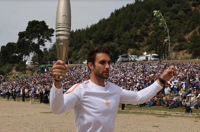 JO 2024 : allumée en Grèce, la flamme olympique commence son voyage vers Paris JO 2024 : allumée en Grèce, la flamme olympique commence son voyage vers Paris
