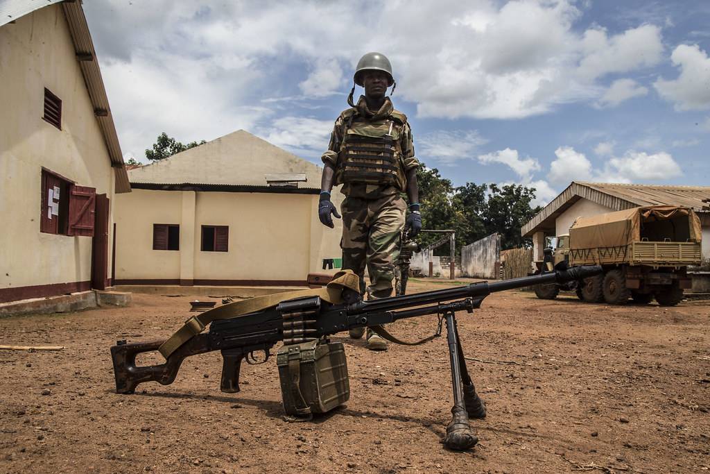 Un élément des Forces armées centrafricaines dans la base de Bérengo au Sud-ouest de Bangui. Photo : La Croix. Tous droits réservés. Un élément des Forces armées centrafricaines dans la base de Bérengo au Sud-ouest de Bangui. Photo : La Croix. Tous droits réservés.