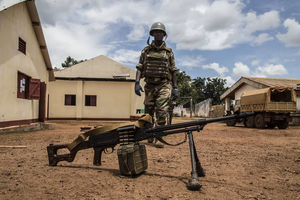 Un élément des Forces armées centrafricaines dans la base de Bérengo au Sud-ouest de Bangui. Photo : La Croix. Tous droits réservés.