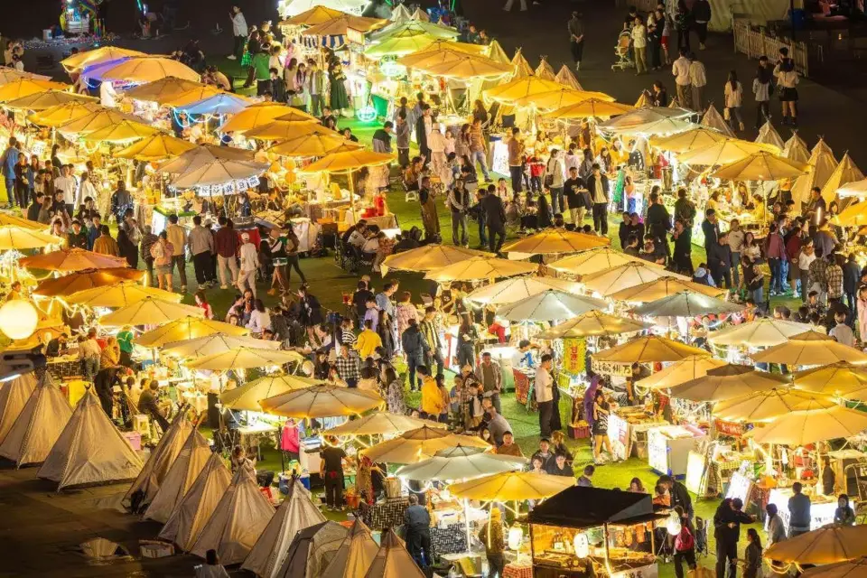 Photo shows a bustling night market in Nan'an district of southwest China's Chongqing municipality. (Photo by Guo Xu/People's Daily Online)