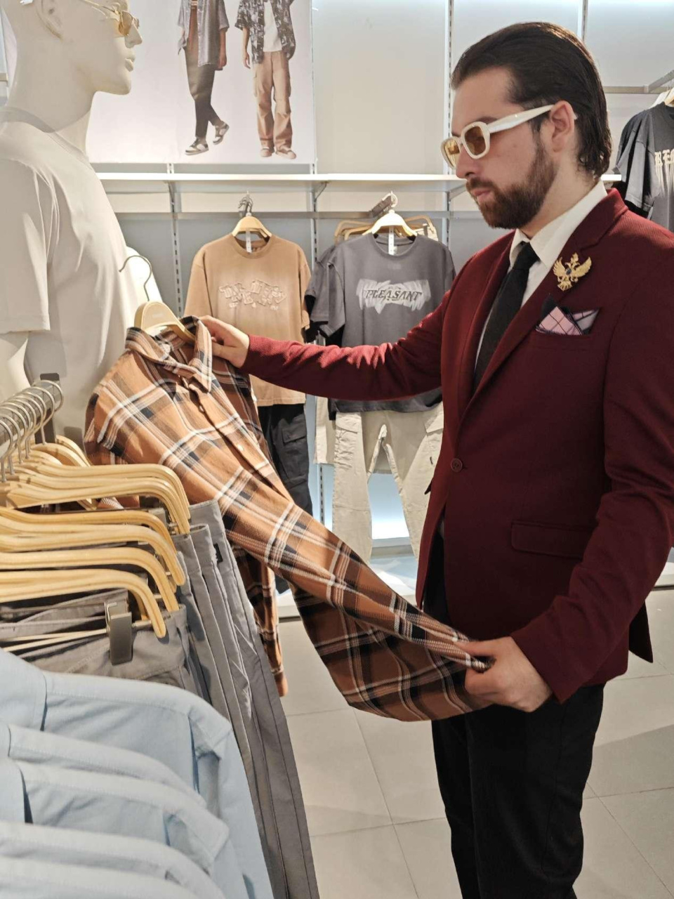 David Van de Kamp visits a clothing store in Shantou, south China's Guangdong province. (Photo by Chen Yang)