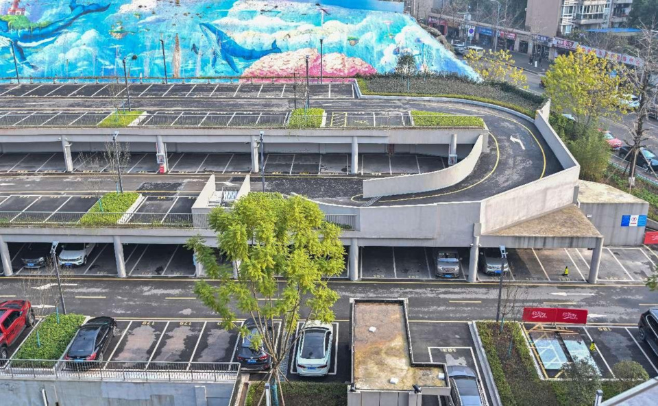 Photo shows a three-story parking building in Yubei district, southwest China's Chongqing municipality. (Photo by Long Fan/People's Daily Online)