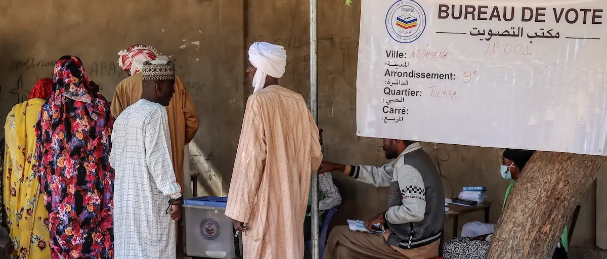 Vote ayant lieu dans un village local. Photo : issafrica.org