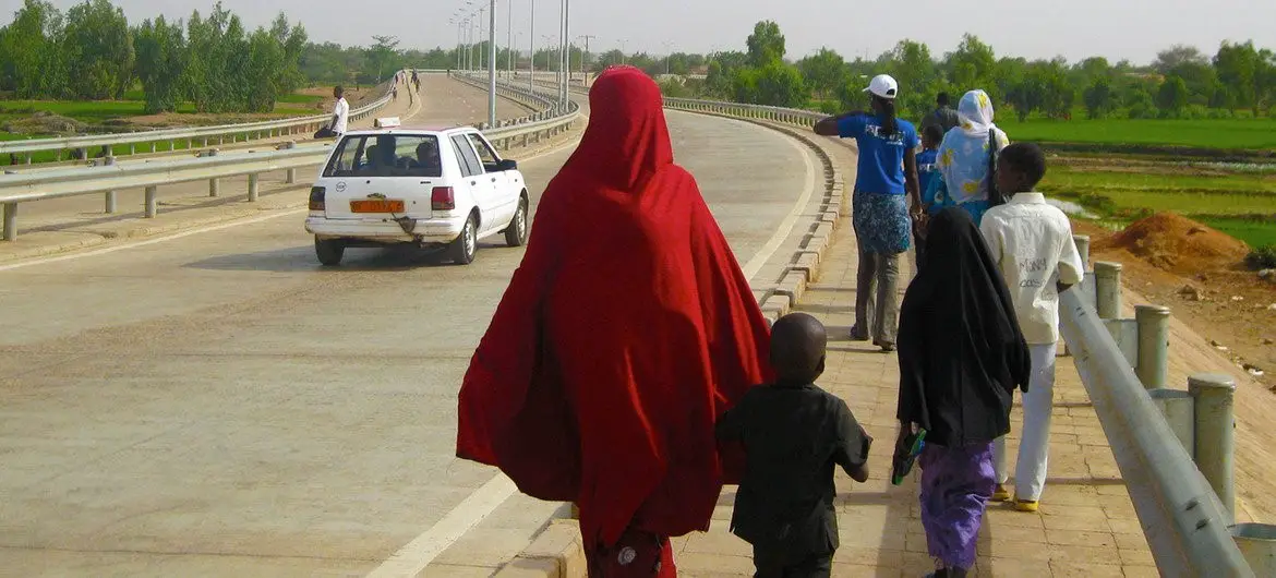 © UNICEF/Hadiza Amadou Une famille marche au bord d'une route à Niamey, au Niger.