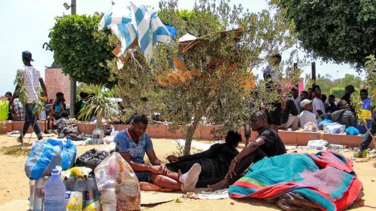 Des migrants subsahariens dans la ville côtière de Sfax, le 7 juillet  (AFP or licensors)