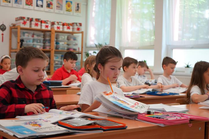 Second-grade students of the Hungarian-Chinese bilingual school in Budapest, Hungary have a Chinese language class. (Photo by Yi Lin)